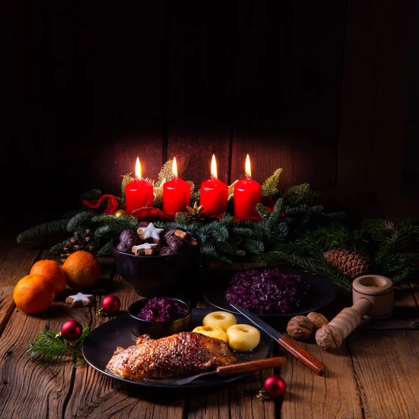 Klassiska Och Krispigt Stekt Anka Med Kål Och Klimp — Stockfoto