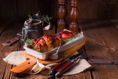 tamamen kurutulmuş erik ve pastırma ile lezzetli küçük çalışırken kızartmalar 