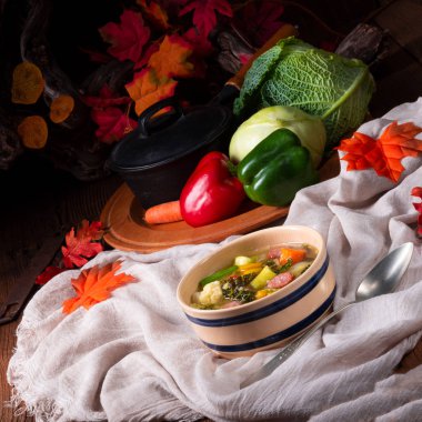 Sucuk ve pastırma ile lezzetli sonbahar sebze çorbası