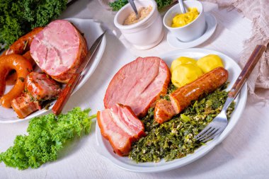 Dikenli pinkel sosisli lezzetli bir oldenburger lahanası.