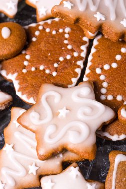 Lezzetli Gingerbread Kraliyet buzlanma ile. Noel kavramı.