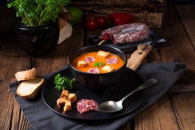 Macar kırmızı biber krem çorbası Acılı sosis ile