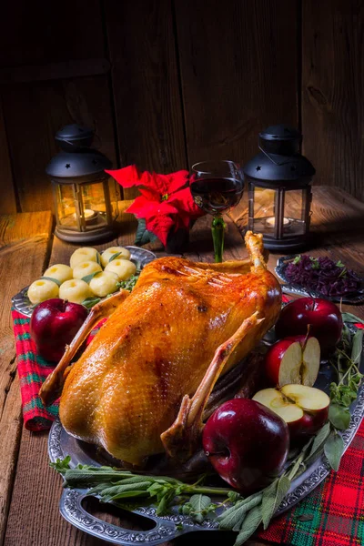 Festlich Gefüllter Gänsebraten Mit Rotkohl Und Knödel — Stockfoto