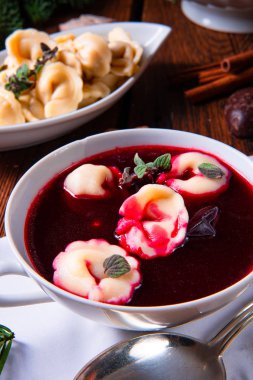 Noel Pancar çorbası-Pancar çorbası ile küçük köfte 