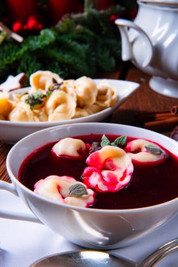 Noel Pancar çorbası-Pancar çorbası ile küçük köfte 