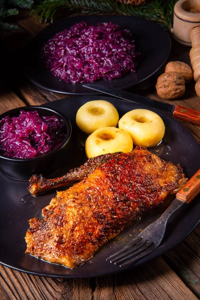 Lahana ve köfte ile klasik ve çıtır çıtır kızarmış ördek