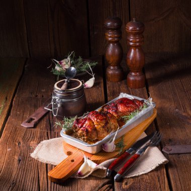 tamamen kurutulmuş erik ve pastırma ile lezzetli küçük çalışırken kızartmalar 