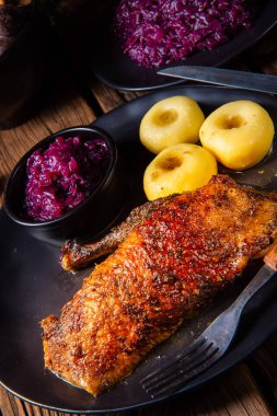 Lahana ve köfte ile klasik ve çıtır çıtır kızarmış ördek