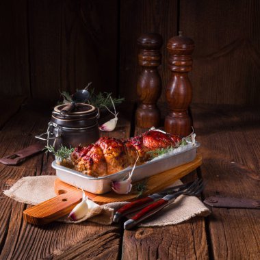 tamamen kurutulmuş erik ve pastırma ile lezzetli küçük çalışırken kızartmalar 