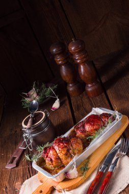 tamamen kurutulmuş erik ve pastırma ile lezzetli küçük çalışırken kızartmalar 