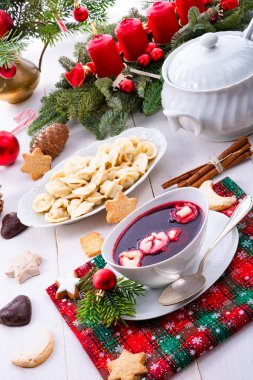 Kırmızı barszcz ile uszka, Lehçe Noel çorbası