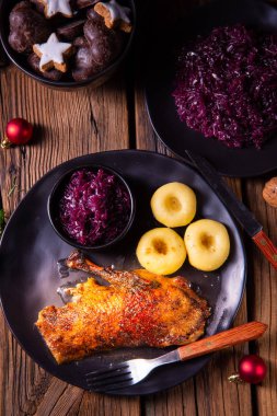 Lahana ve köfte ile klasik ve çıtır çıtır kızarmış ördek