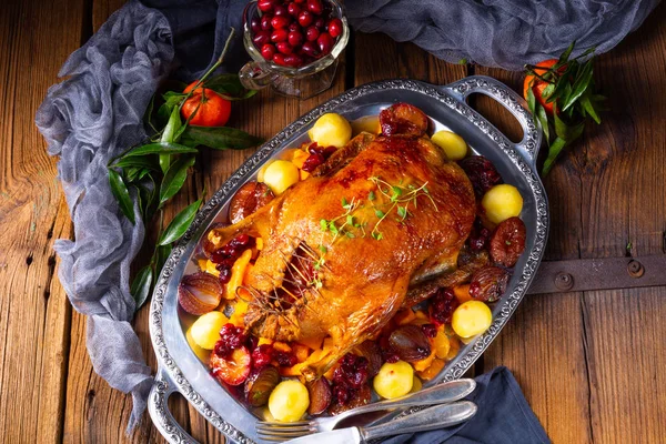 Leckere Ente Gebraten Mit Thymian Und Äpfeln — Stockfoto