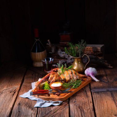 fırında kızarmış rosemary ile ızgara kuzu omuz