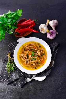 Sığır eti ve sebze ile Lehçe tarzında geleneksel işkembe çorbası