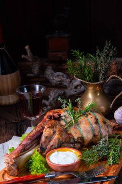 fırında kızarmış rosemary ile ızgara kuzu omuz