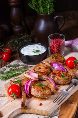 Nane ve biberiyeli lezzetli kuzu pirzolası