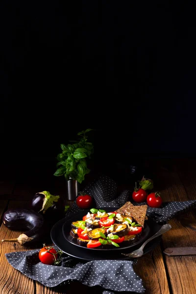 Auberginen Gegrillt Mit Aromatischem Feta Käse Und Tomaten — Stockfoto