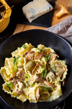 Krema soslu reginette eriştesi taze chanterelle ve kapari