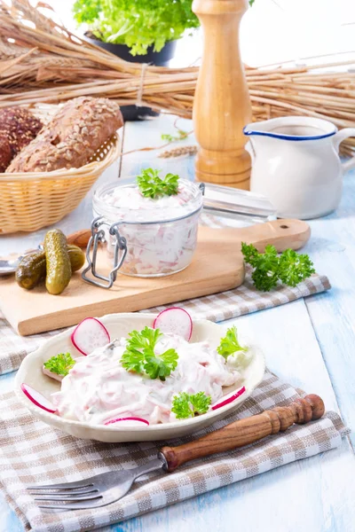 Deliciosa Salada Carne Caseira Com Maionese Pepino — Fotografia de Stock