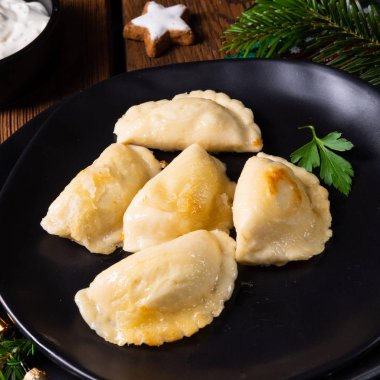 Lahana turşulu ve mantarlı Polonya Noel pierogisi.