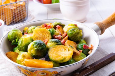 Fırından bal ve susamlı Brüksel lahanası.