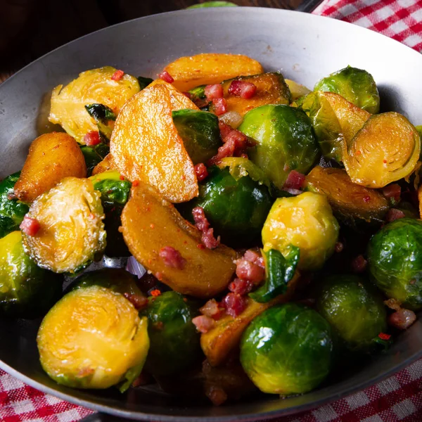 Padella Patate Cavoletti Bruxelles Con Pancetta Stile Rustico — Foto Stock