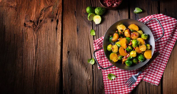 Rosenkohl Kartoffelpfanne Mit Speck Rustikalen Stil — Stockfoto