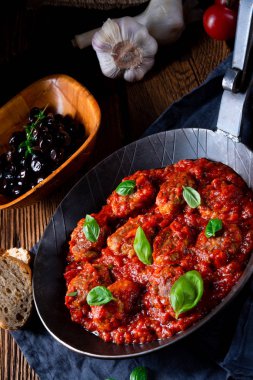 Fesleğenli domates soslu fırında mini köfte