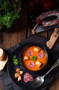 Macar kırmızı biber krem çorbası Acılı sosis ile