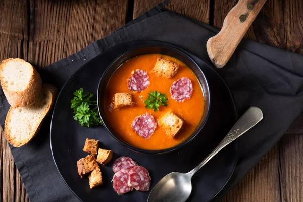 Macar kırmızı biber krem çorbası Acılı sosis ile