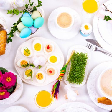 Renkli ve şenlikli bir Paskalya sofrası dekorasyonu.