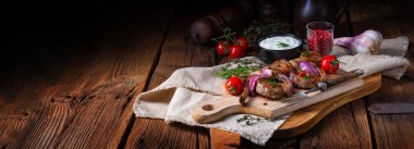 Nane ve biberiyeli lezzetli kuzu pirzolası