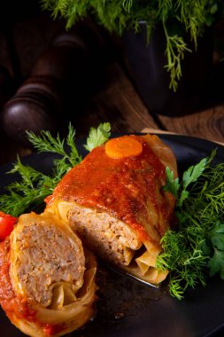 Kızarmış lahana ruloları, pilav ve kıyma, koma tarifine göre.