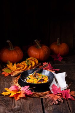 Arpa homurtusu, erik ve kekik ile ızgara vejetaryen balkabağı