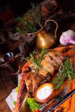fırında kızarmış rosemary ile ızgara kuzu omuz
