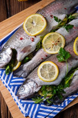 Limonlu taze alabalık ve farklı otlar.