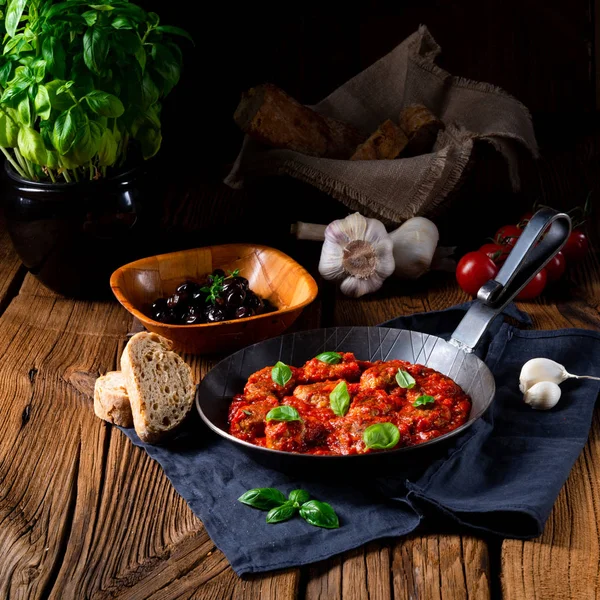 Bakat Mini Köttbullar Tomatsås Med Basilika — Stockfoto