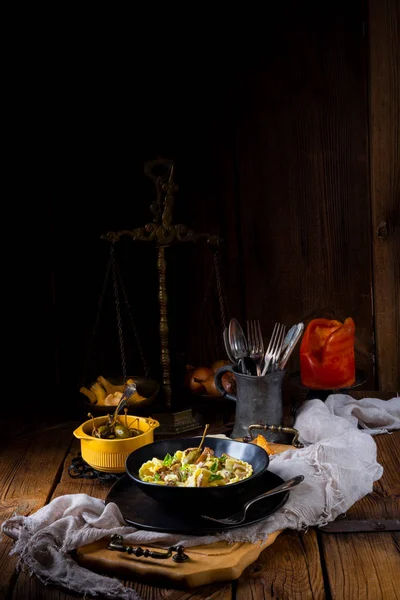 生のシャネルとケッパーとクリームソースで麺をReginette — ストック写真