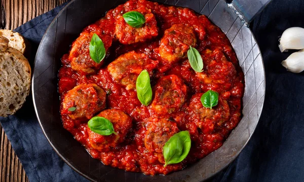 Gebackene Mini Frikadellen Tomatensauce Mit Basilikum — Stockfoto