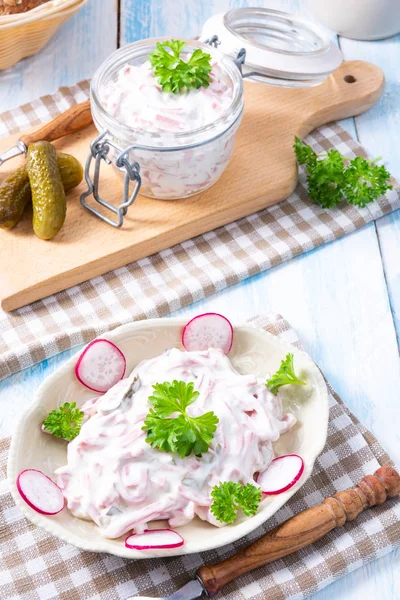 Deliciosa Salada Carne Caseira Com Maionese Pepino — Fotografia de Stock