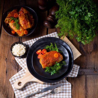 Kızarmış lahana ruloları, pilav ve kıyma, koma tarifine göre.