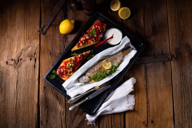 Limonlu ve otlu mükemmel fırın alabalığı.