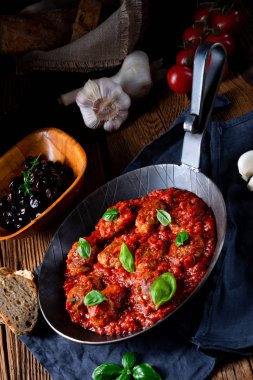 Fesleğenli domates soslu fırında mini köfte