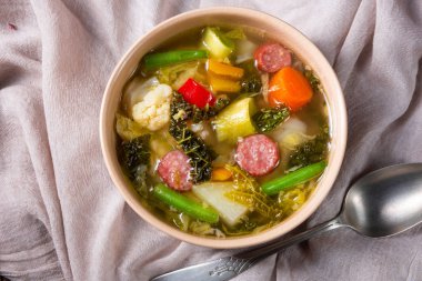 Sucuk ve pastırma ile lezzetli sonbahar sebze çorbası