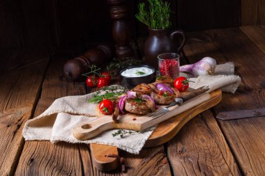 Nane ve biberiyeli lezzetli kuzu pirzolası