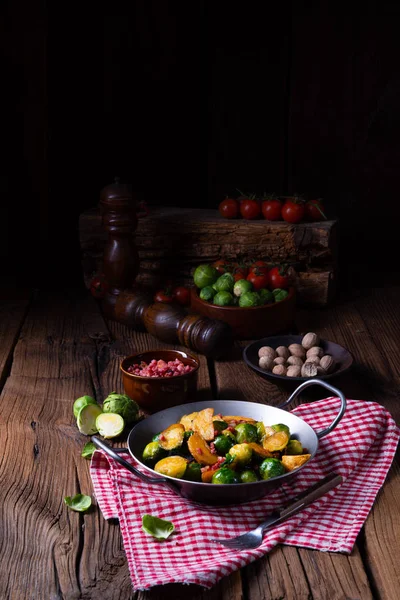 Spruitjes Aardappelpan Met Spek Rustieke Stijl — Stockfoto