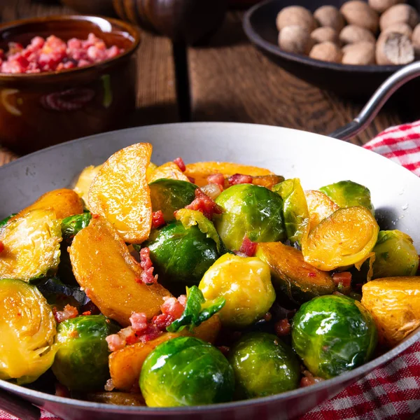 Rosenkohl Kartoffelpfanne Mit Speck Rustikalen Stil — Stockfoto