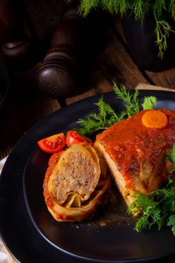 Kızarmış lahana ruloları, pilav ve kıyma, koma tarifine göre.