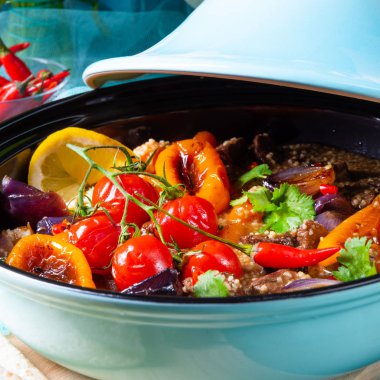 Tagine 'de pişirilmiş çeşitli sebzeli baharatlı biftek.